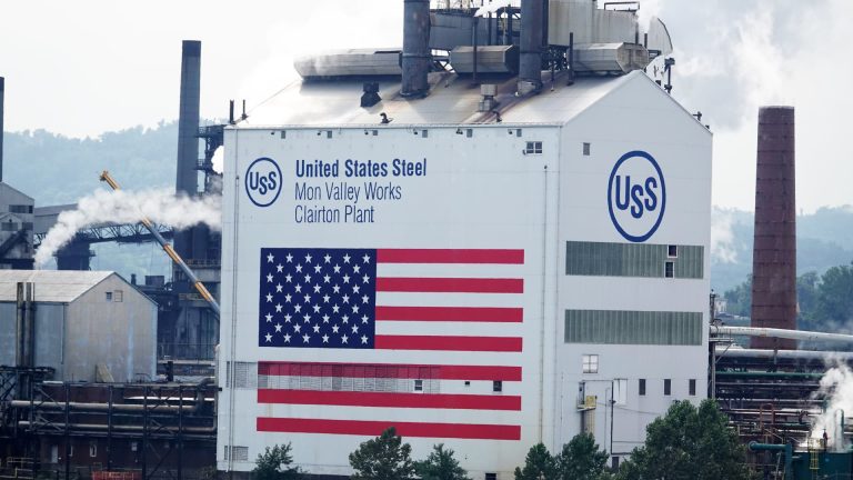 تراجعت أسهم شركة US Steel مع استعداد بايدن لمنع استحواذ شركة Nippon Steel