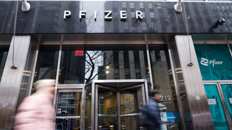 تمتلك شركة Starboard Value حصة بقيمة مليار دولار في شركة Pfizer، وتلجأ إلى المديرين التنفيذيين السابقين للحصول على المساعدة